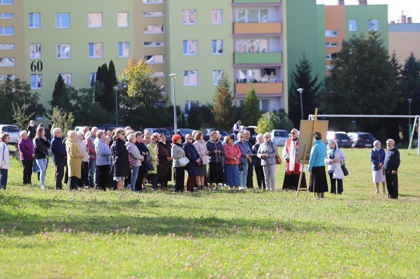 Koronka do Bożego Miłosierdzia odbyła się pod blokiem numer...