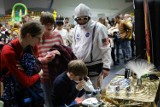 Kosmiczne urodziny miasta Żory! W hali MOSiR stanęło mobilne planetarium, ale dzieci najbardziej cieszyły się z robotów