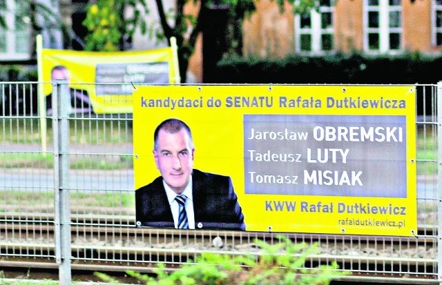 Plakatami z Dutkiewiczem zalany jest nie tylko Wrocław