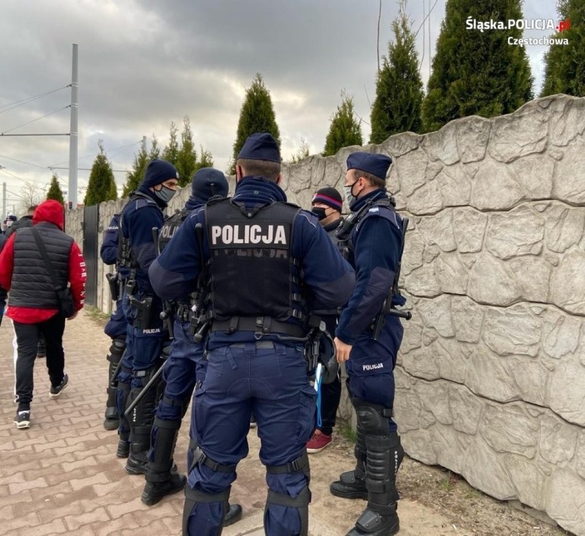 Policjanci podczas meczu Rakowa i Śląska interweniowali...