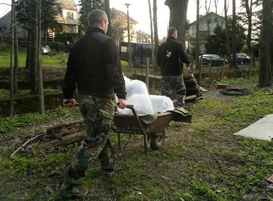 Bielsko-Biała: wędkarze Renegat Fishing Team zarybiali rzekę Białą ZDJĘCIA