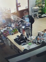 Ostrzeszów: 19-latek udawał policjanta. "Kontrolował" zabezpieczenie sklepów przed koronawirusem. ZDJĘCIA