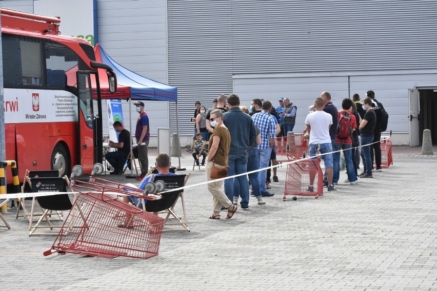 Oddawali honorowo krew w Legnicy, zebrano kilkanaście litrów [ZDJĘCIA]