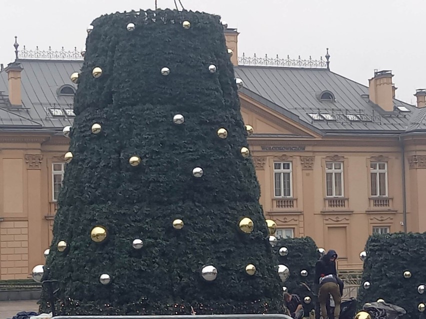 Rośnie świąteczna choinka pod Galerią Krakowską