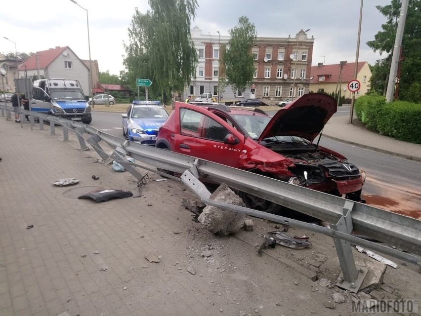 Wypadek w Opolu. Dacia wjechała w bariery na zakręcie ulicy...