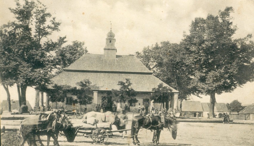 Postój furmanek przed ratuszem sławkowskim 1900 r . ;...