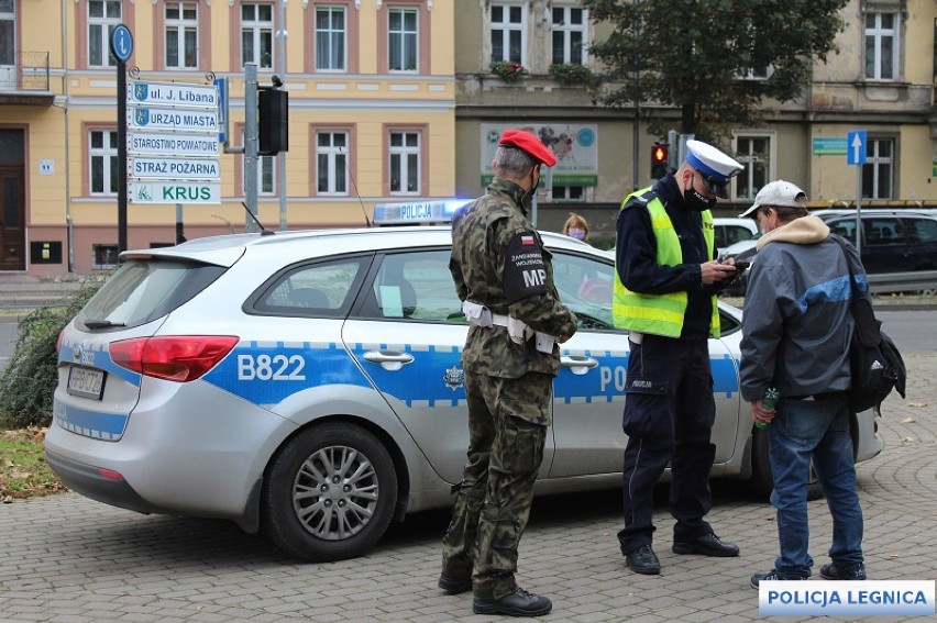 Policja wraz z żołnierzami kontrolują legniczan