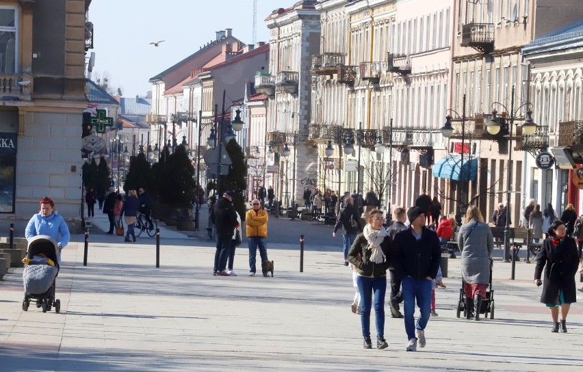 Niedzielne słoneczne popołudnie w centrum Radomia. Dużo spacerujących na deptaku. Zobaczcie zdjęcia