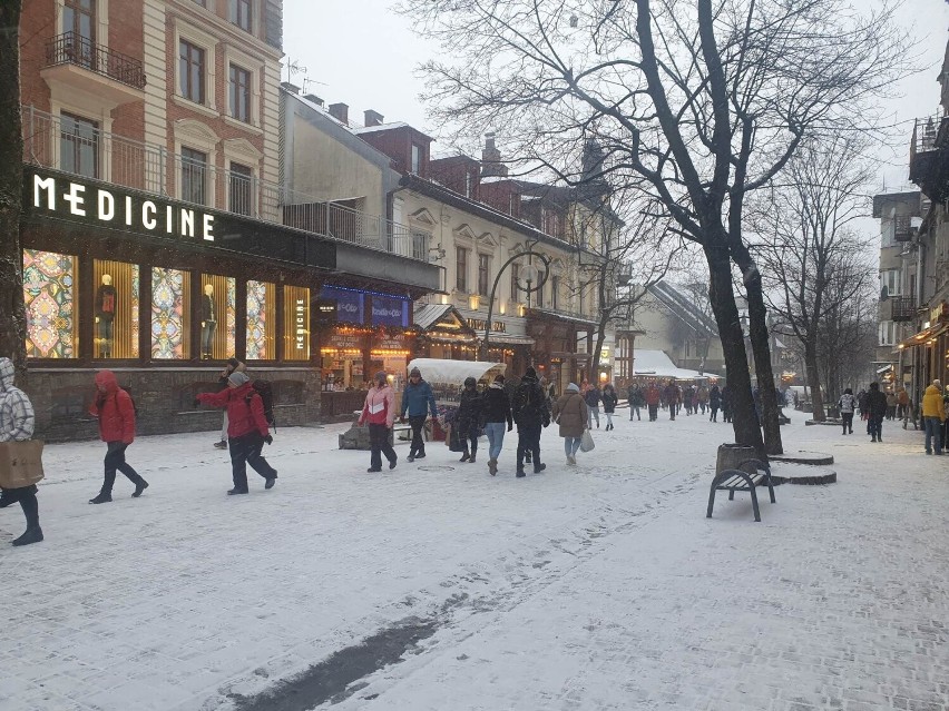 Krupówki znów zrobiły się białe. Turystów jednak nie za dużo