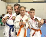 Sukces młodych dąbrowskich karateków. Zawodnicy Katei Karate Kyokushin przywieźli z Radomska pięć medali 