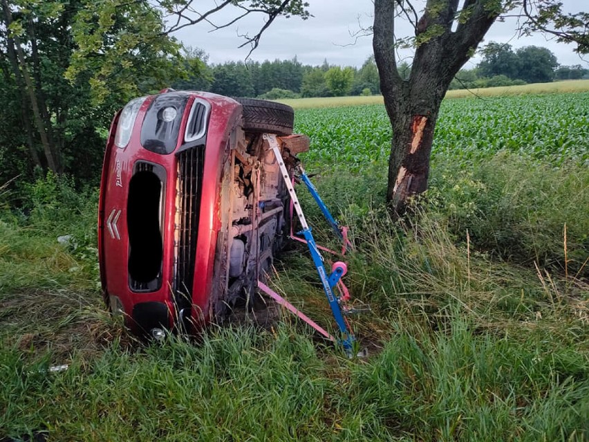 Wypadek w gminie Strzałkowo. Samochód uderzył drzewo. Dwie osoby trafiły do szpitala