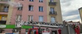 Nowy Sącz. Pożar i kłęby dymu z okien bloku przy ul. Zółkiewskiego. Jedna osoba trafiła do szpitala