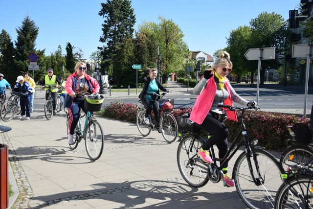 Rajd rowerowy  inaugurujący  IV Zduńskowolskie  Dni Seniora wyruszył dzisiaj, 12 maja spod Ratusza w Zduńskiej Woli. Uczestnicy podzieleni na dwie grupy mają do pokonania około 30 kilometrów.