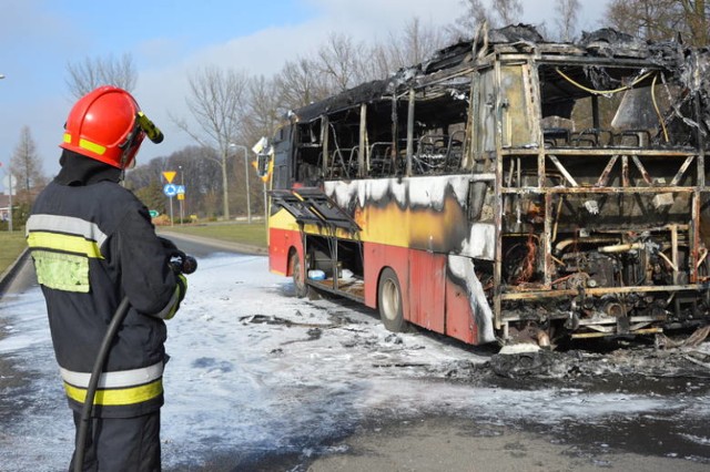 Autobus spalił się niemal doszczętnie