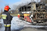 Pożar autobusu na ul. Jana Pawła II w Żarach. Pojazd całkowicie spłonął, na miejscu dwa zastępy strażaków i policja