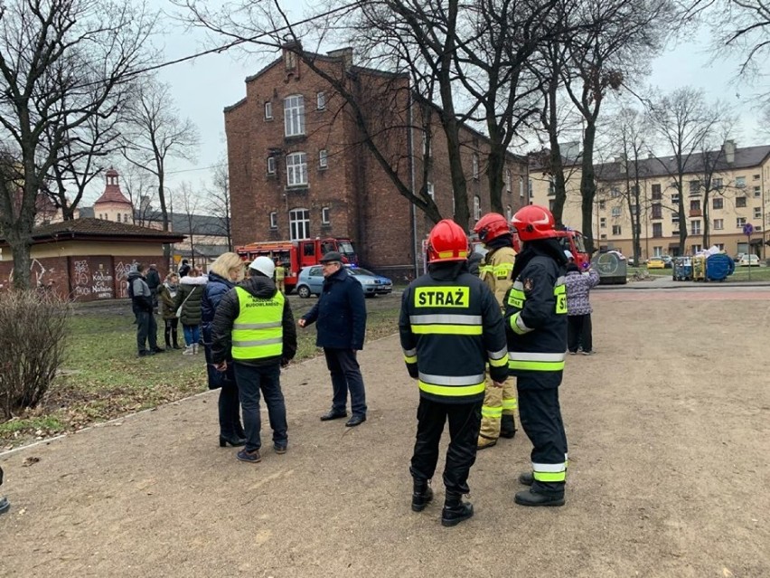 Pożar kamienicy w Zawierciu [ZDJĘCIA]. Ewakuowano kilka osób, dwie trafiły do szpitala.