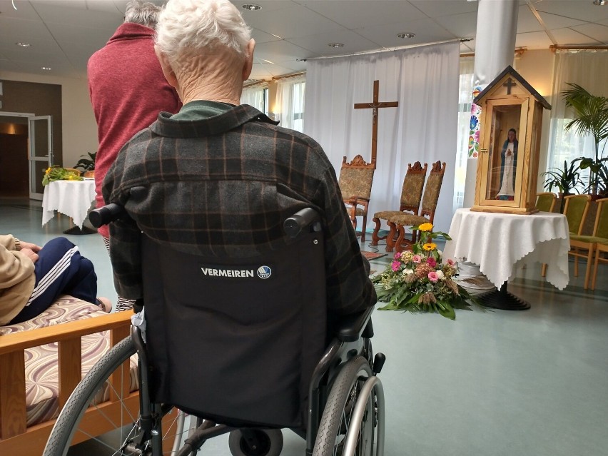 Figura Matki Boskiej Różańcowej z Rwandy trafiła do Domu Pomocy Społecznej w Bornem Sulinowie [zdjęcie]