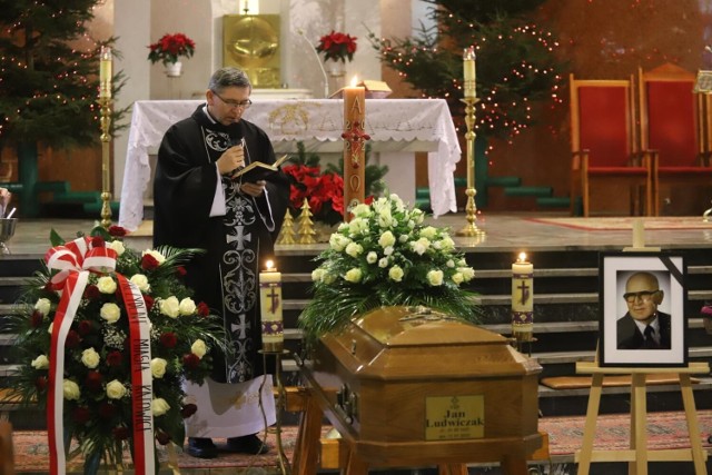 Msza pogrzebowa w kościele pw. Podwyższenia Krzyża Świętego w Katowicach-Brynowie. Zobacz kolejne zdjęcia. Przesuwaj zdjęcia w prawo - naciśnij strzałkę lub przycisk NASTĘPNE