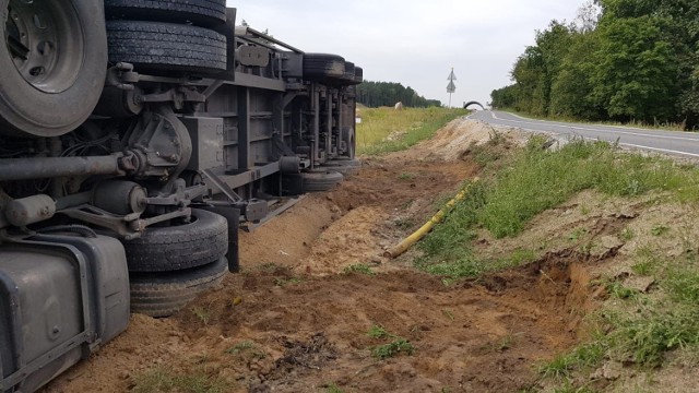 Akcja wyciągania samochodu ciężarowego w Świętem może potrwać nawet kilka godzin