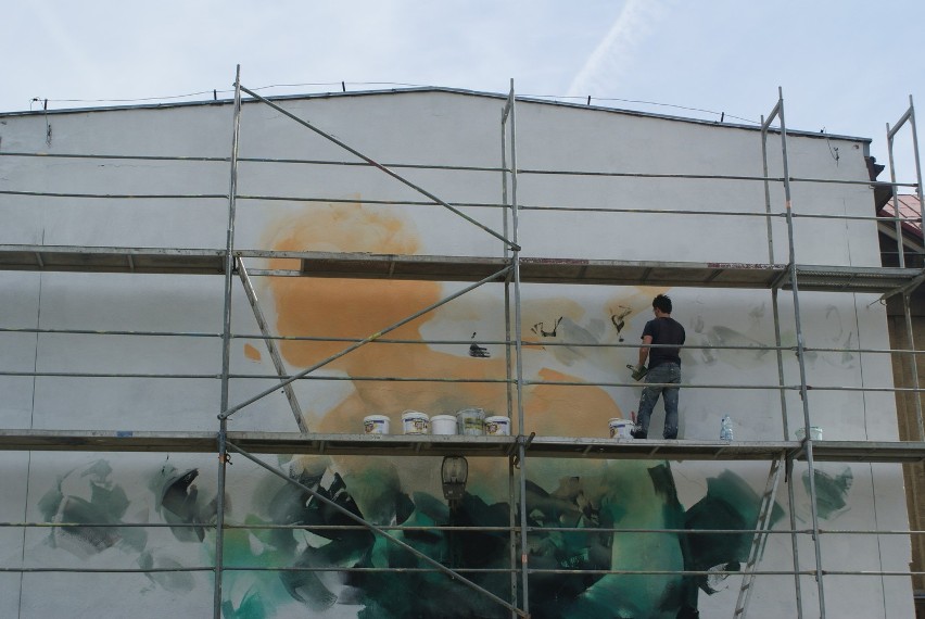 Dąbrowa Górnicza: W ramach &quot;Street Artu&quot; Robert Proch maluje mural na ścianie tymczasowego PKZ-u