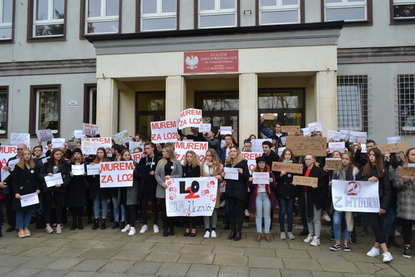 Protest uczniów przed II Liceum Ogólnokształcącym w...