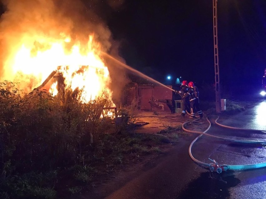 Gniezno: pożar budynku na Kawiarach. Na miejscu były cztery...