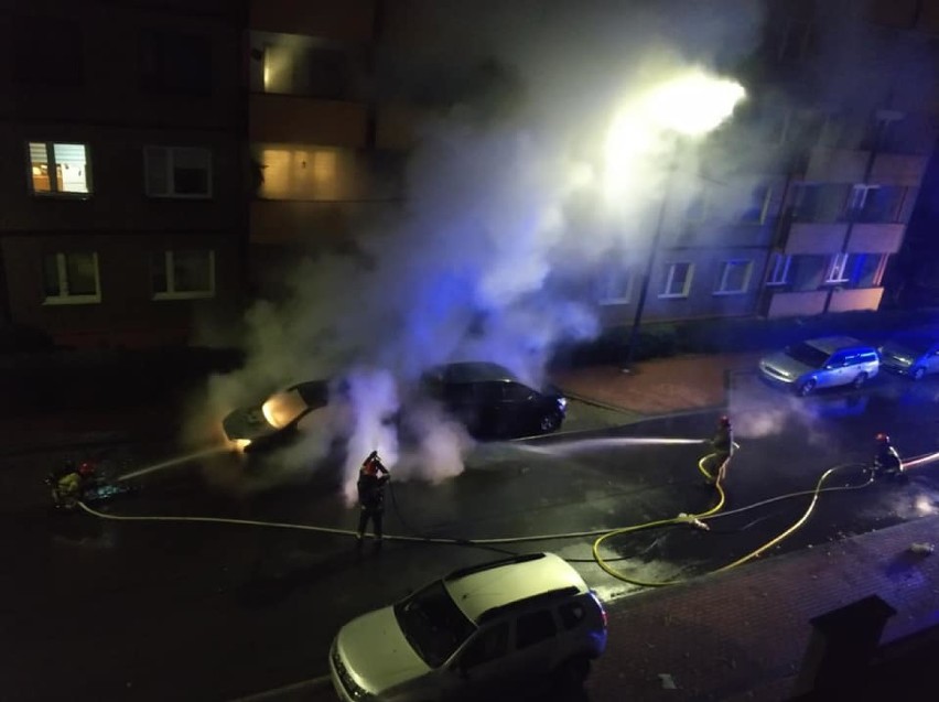 Pożar dwóch samochodów zaparkowanych przy ul. Dąbrowskiego...