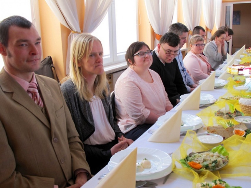 Śniadanie Wielkanocne Warsztatu Terapii Zajęciowej i Środowiskowego Domu Samopomocy w Łasku [zdjęcia]