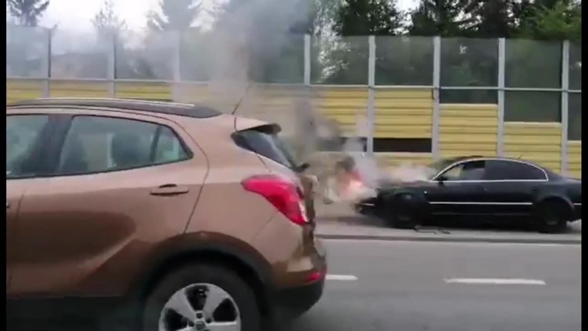 Pożar samochodu na al. Armii Krajowej w Gdańsku 4.05.2020. Na miejscu pracują służby [zdjęcia, wideo]