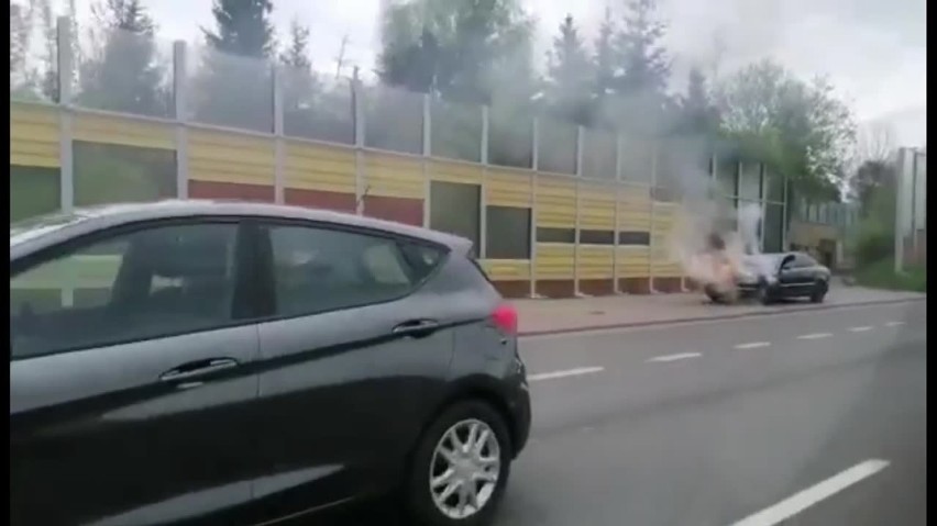 Pożar samochodu na al. Armii Krajowej w Gdańsku 4.05.2020. Na miejscu pracują służby [zdjęcia, wideo]