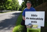 Niecodzienna akcja Jana Byrta z parafii w Szczyrku Salmopolu. Ksiądz rozdaje biblię motocyklistom