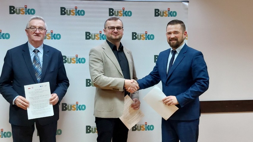 Podpisanie umowy na remont przedszkoli w gminie Busko-Zdrój.