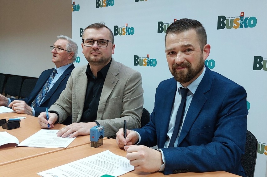 Podpisanie umowy na remont przedszkoli w gminie Busko-Zdrój.