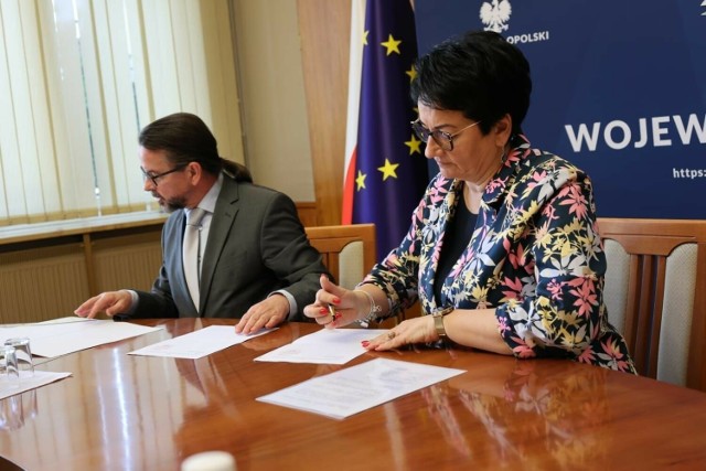 Wojewoda opolska Monika Jurek podpisała 7 nowych umów na dofinansowanie połączeń autobusowych.