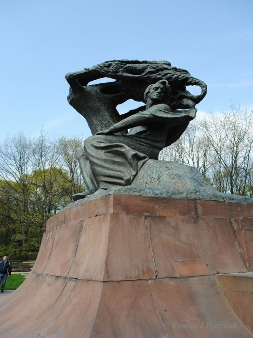 Łazienki. Pomnik Fryderyka Chopina. Fot. Roman Woźniak