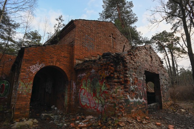 Dawne sanatorium spłonęło w 2008 roku. Wciąż jednak można podziwiać ruiny murowanej kaplicy