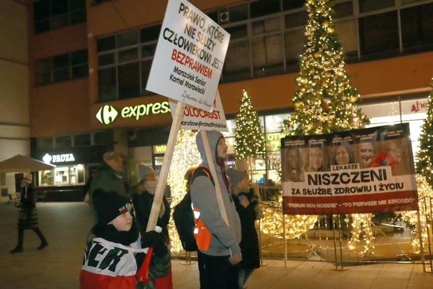 Protest antyszczepionkowców na ulicy Piotrkowskiej. Zebrali się przy dawnej "Magdzie" ZDJĘCIA