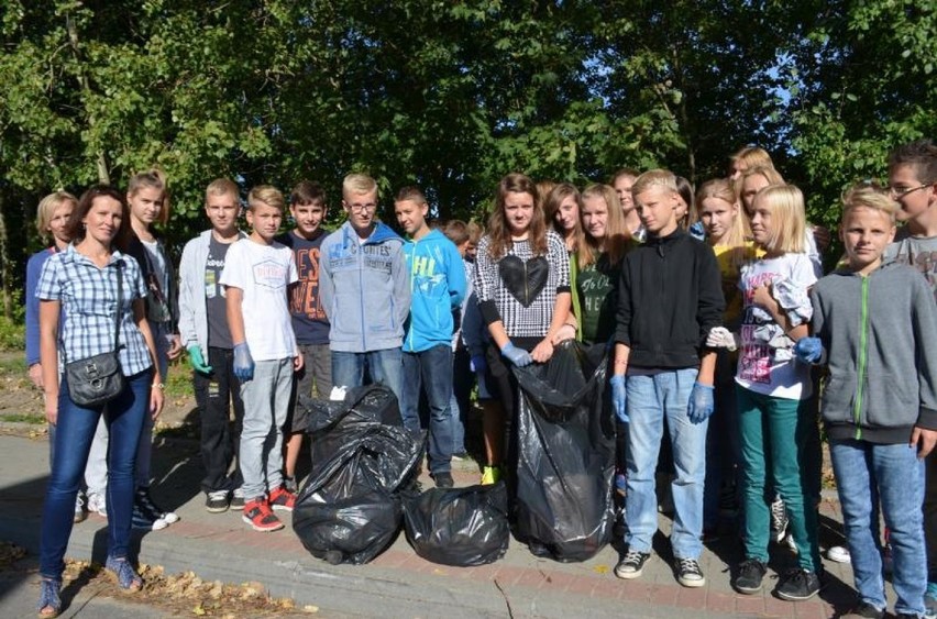 Uczniowie ZS w Chmielnie wzięli udział w akcji sprzątania...