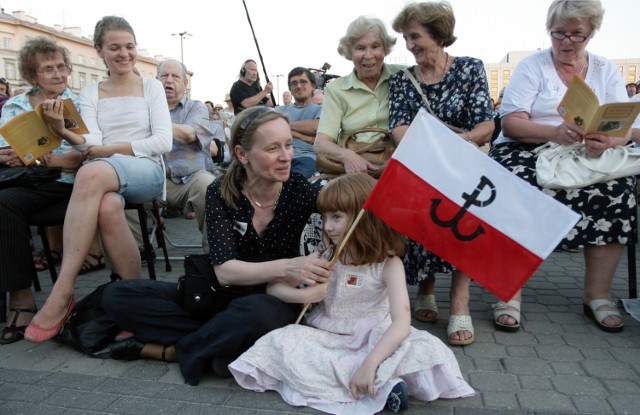 W amfiteatrze Opery Nova  rozbrzmiewać będą pieśni z powstania warszawskiego i wojskowe. Organizatorem koncertu jest MON i Inspektorat Wsparcia Sił Zbrojnych w Bydgoszczy. Wstęp wolny.