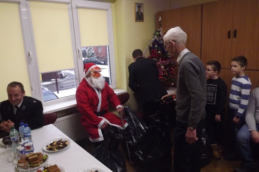 Jednostkę OSP w Golubiu-Dobrzyniu odwiedził Święty Mikołaj [zdjęcia]
