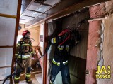 Tak strażacy walczą z pożarem sadzy w kominie [ZDJĘCIA Z AKCJI]