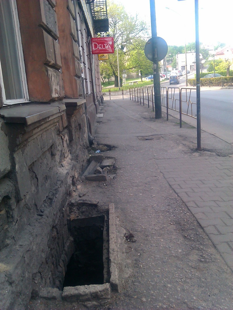 W Będzinie na ulicy Modrzejowskiej... patrz pod nogi. Możesz wpaść do zsypu na węgiel [ZDJĘCIA]
