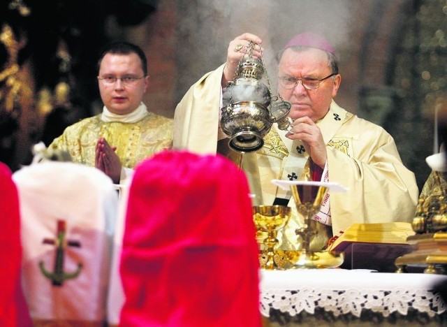 Abp Marian Gołębiewski poświęcił oleje w katedrze
