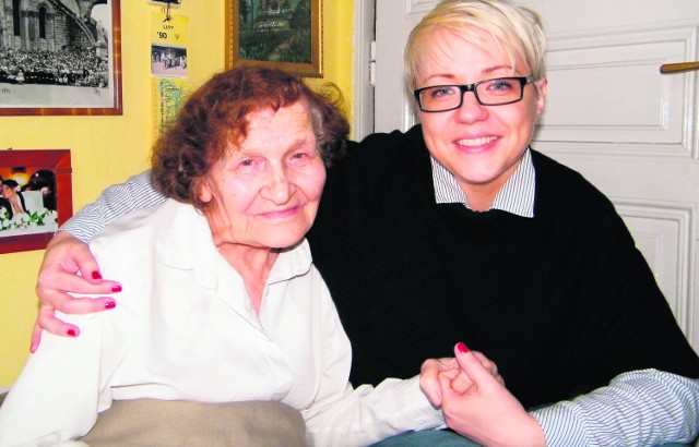 Antonina Małysiak (z lewej) trzyma kciuki, by Danucie Zalwowskiej ( z prawej) udało się wybudować dom dla seniorów