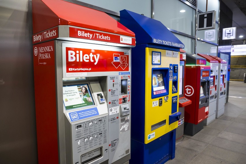 Biletomatowy zamęt. 5 różnych automatów na jednej stacji. ''Po co taki chaos, skoro wszystkie sprzedają te same bilety?''