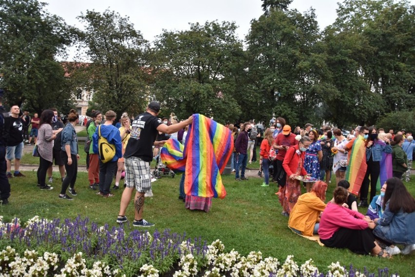 "Tęczowy piknik" poparcia dla środowisk LGBT odbył się w Nowym Tomyślu [ZDJĘCIA]