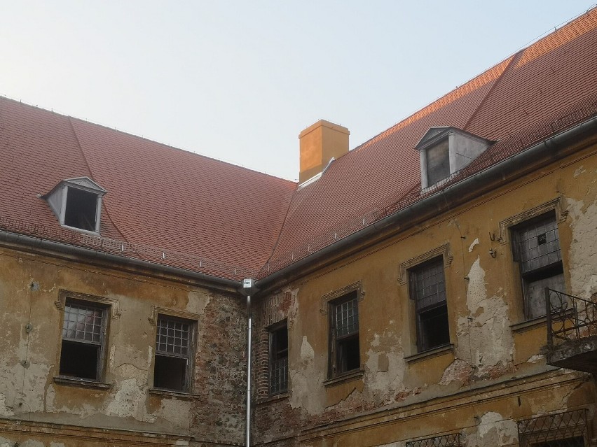 Wyremontowano część dachu pałacu w Dalkowie. Nowe poszycie znajduje nad najpiękniejszą z sal - teatralną
