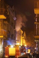 Kalisz: Przy ulicy Piekarskiej paliła się opuszczona kamienica. ZDJĘCIA