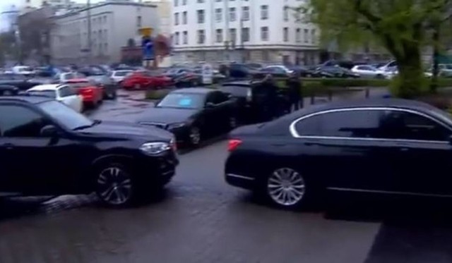 Stłuczka rządowych limuzyn w Warszawie. Do zdarzenia doszło przed siedzibą PiS
