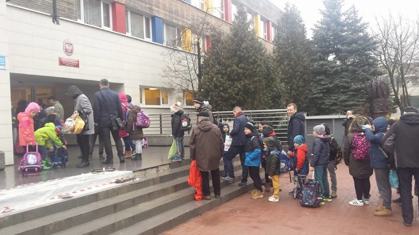 Gigantyczna kolejka przy wejściu do szkoły na Targówku....